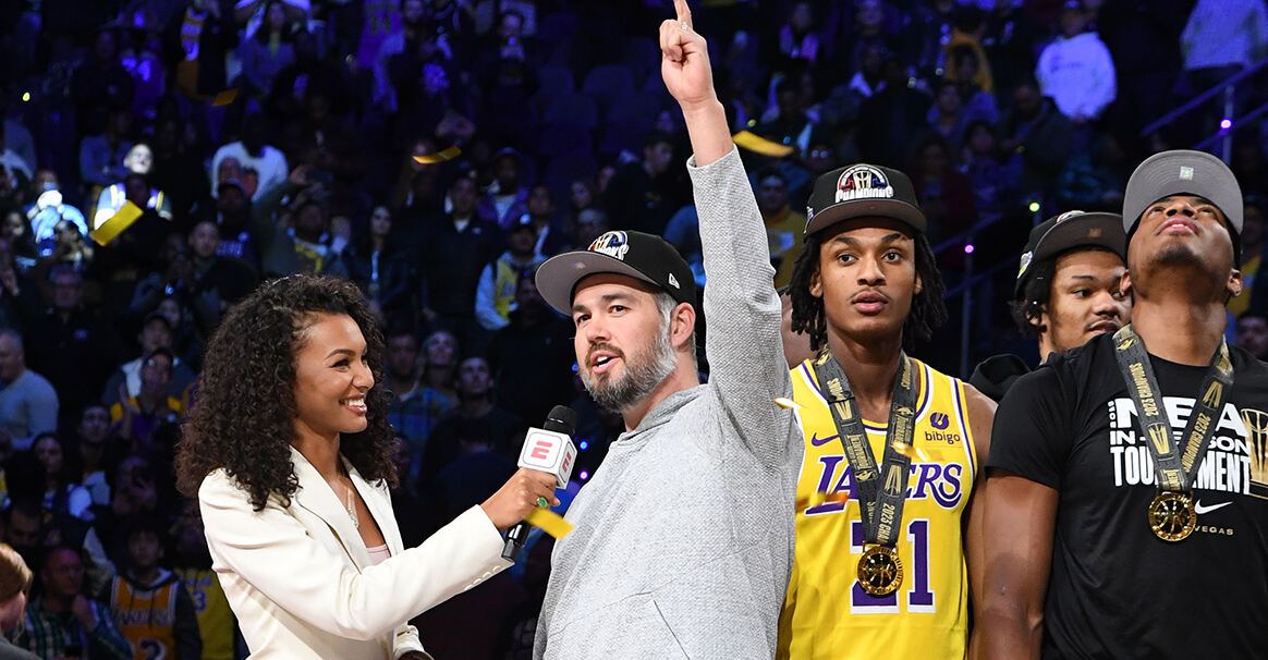 并在, 都是在湖人, 育产业收购